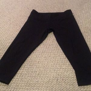 Wonder under black cropped leggings